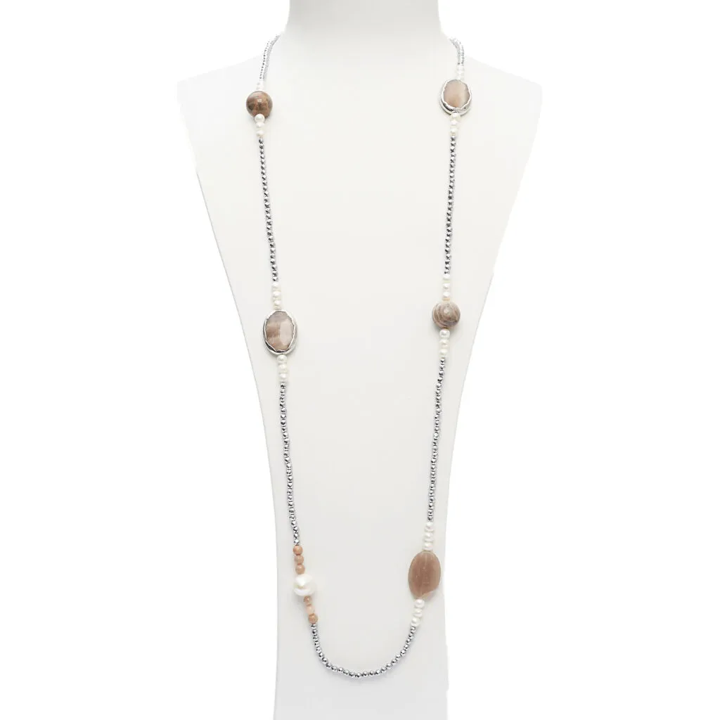 Collier composé de perles de rivière, de pierres de lune et d'hématite.