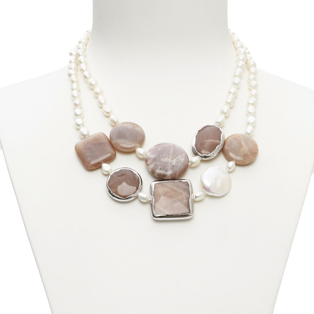 Korte tweestrengs ketting van parels en maansteen