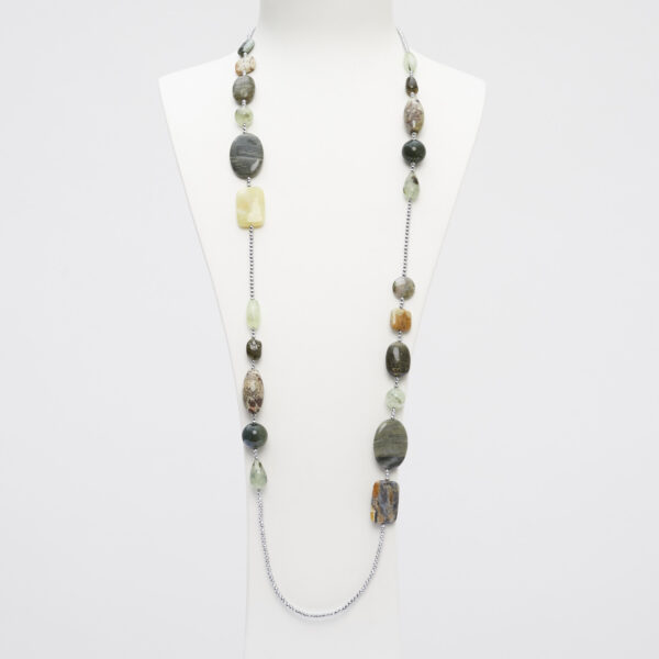 Collana lunga in Prehnite, Diaspro, Grossularia ed Agate, con Ematite