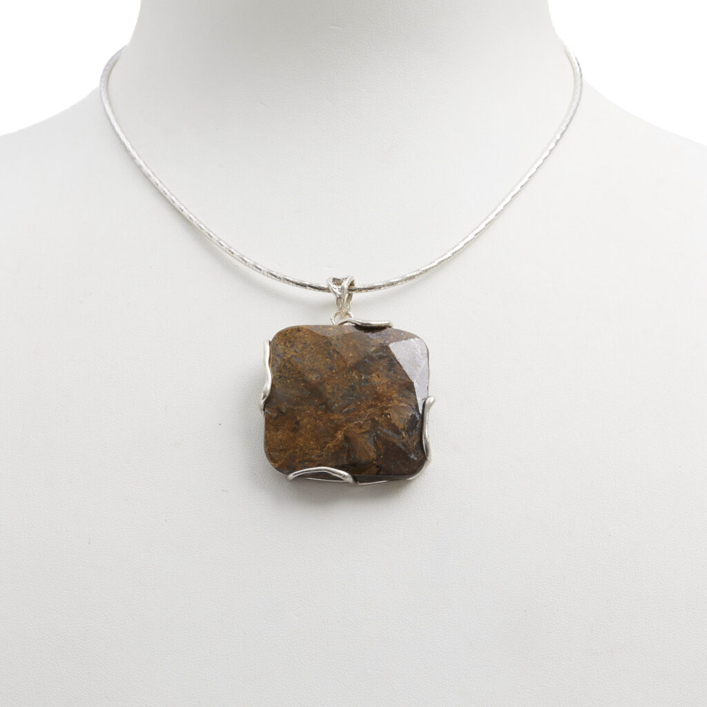 Ciondolo in Bronzite quadrata ed Argento