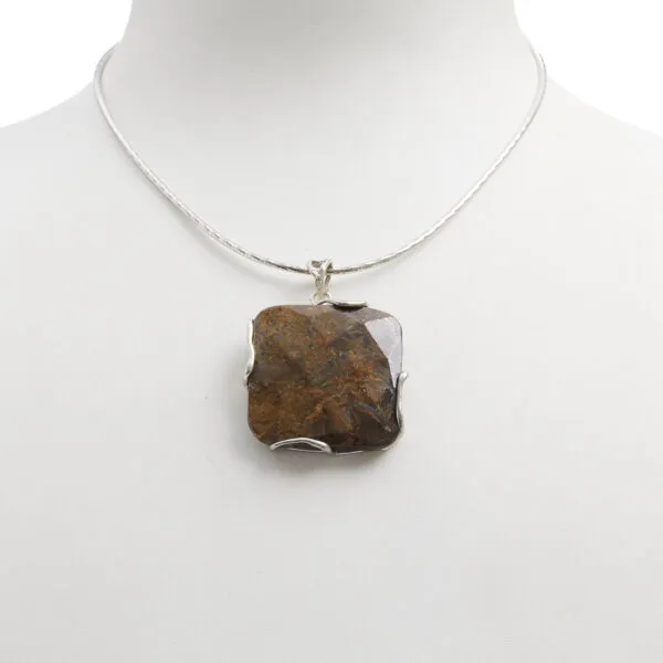 Ciondolo in Bronzite quadrata ed Argento