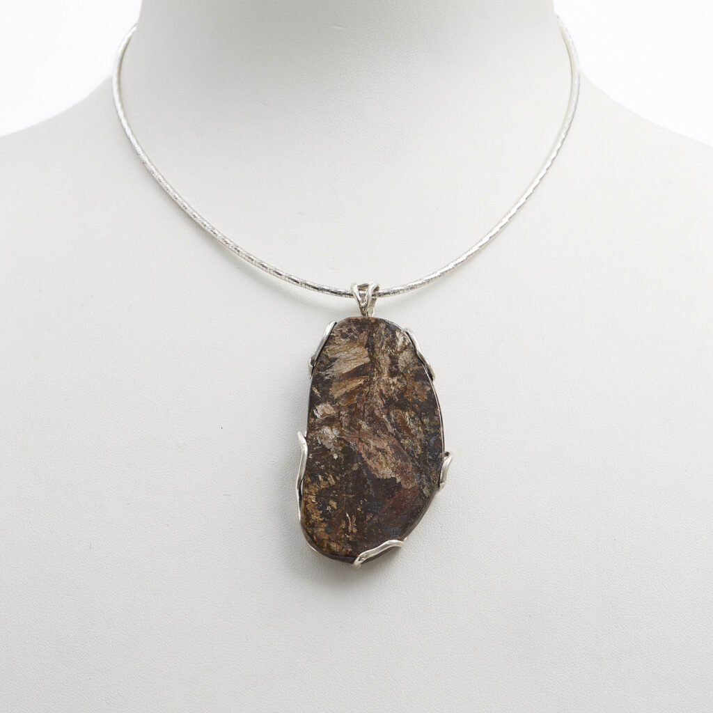 Ciondolo in Bronzite non lavorata ed Argento