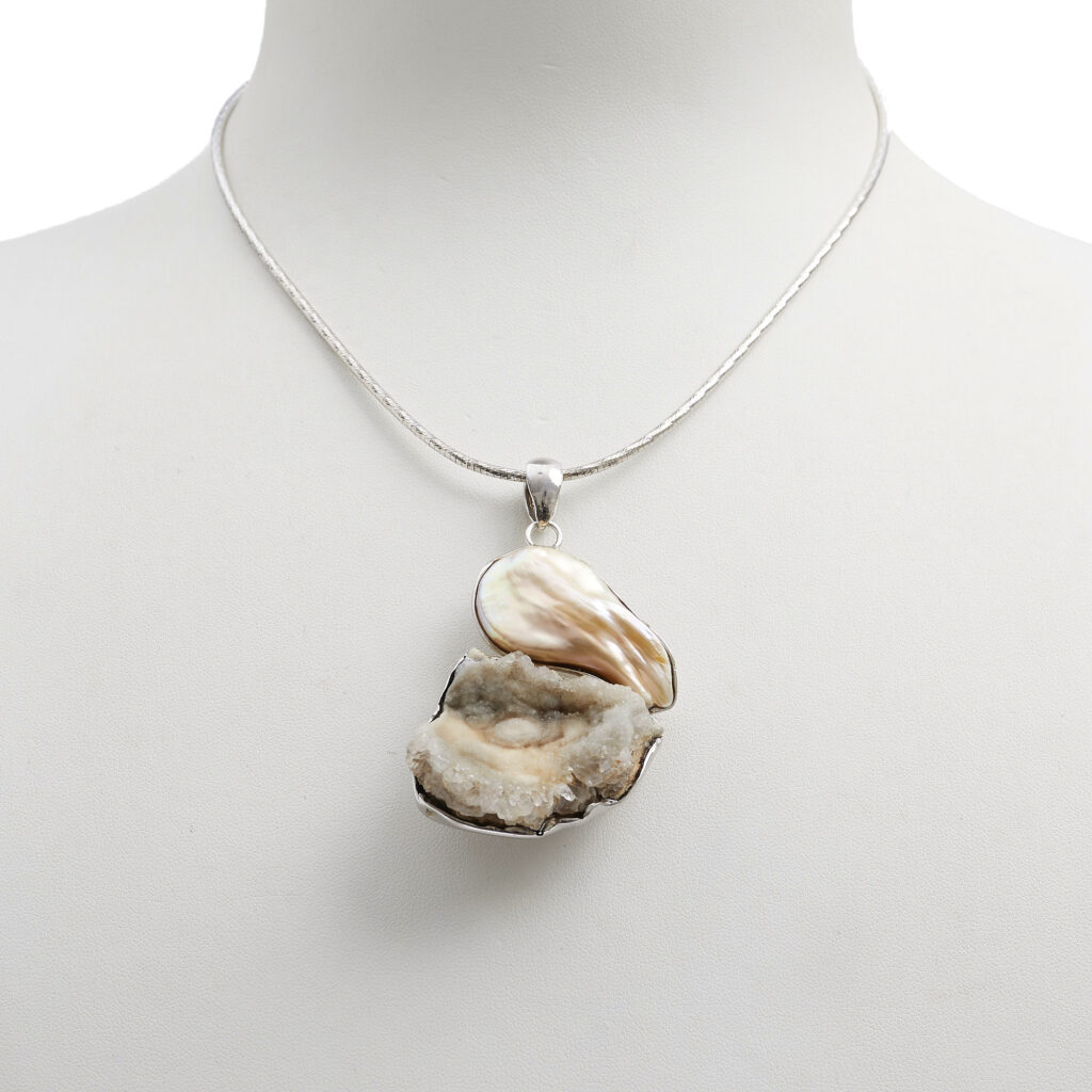 Ciondolo composto in Conchinas e Perle, con Argento