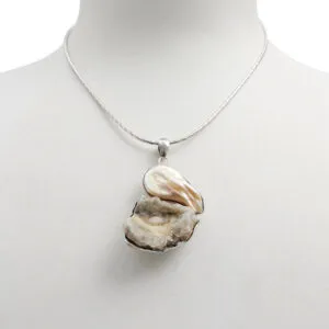 Ciondolo composto in Conchinas e Perle, con Argento