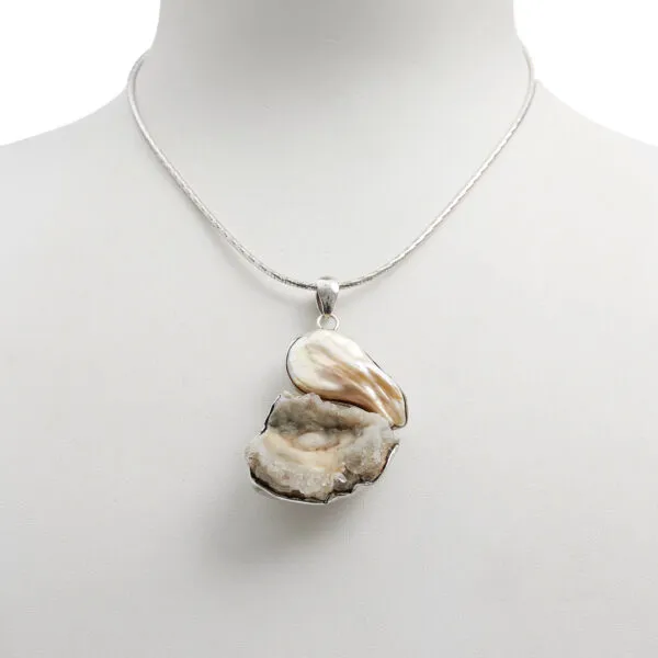 Ciondolo composto in Conchinas e Perle, con Argento