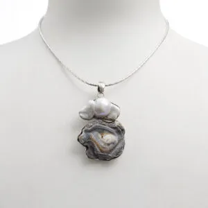 Ciondolo composto in Conchinas e Perla grigia