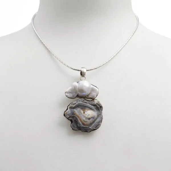 Ciondolo composto in Conchinas e Perla grigia