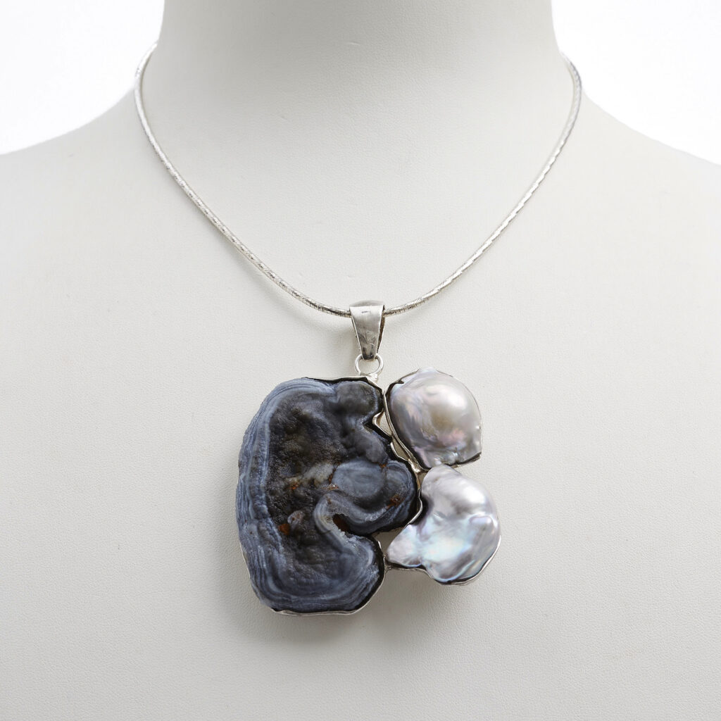 Ciondolo composto in Conchinas Grigia e Perla Barocca