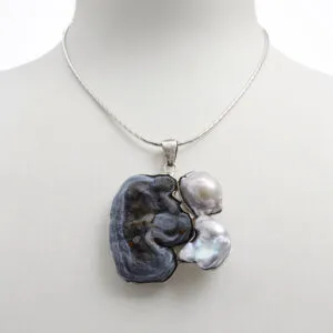 Ciondolo composto in Conchinas Grigia e Perla Barocca