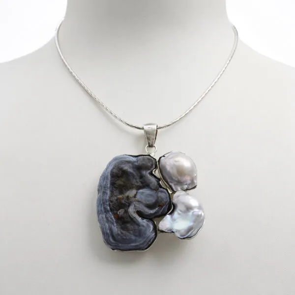 Ciondolo composto in Conchinas Grigia e Perla Barocca