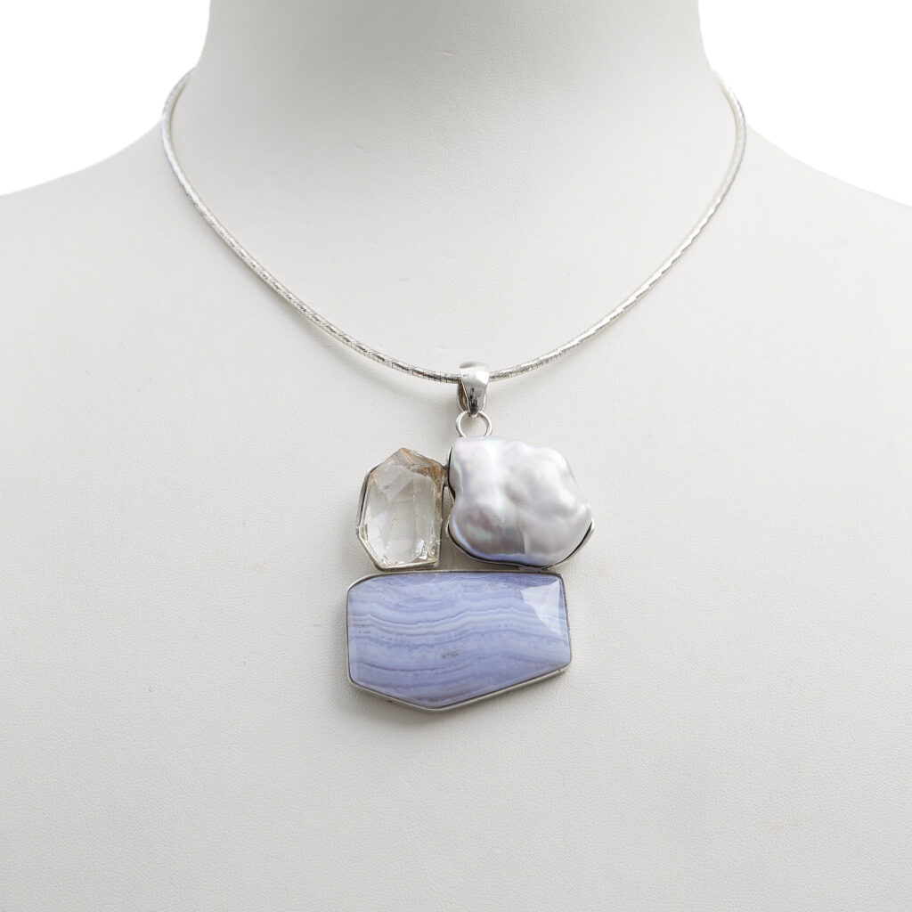 Ciondolo composto in Calcedonio, Perle, Quarzo ed Argento