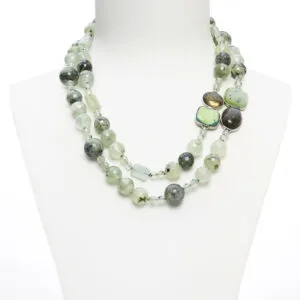 Collana a due fili in Prehnite, con composizione laterale artigianale in Argento