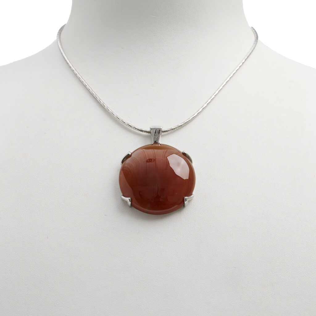 Ciondolo in Corniola tonda, con Argento