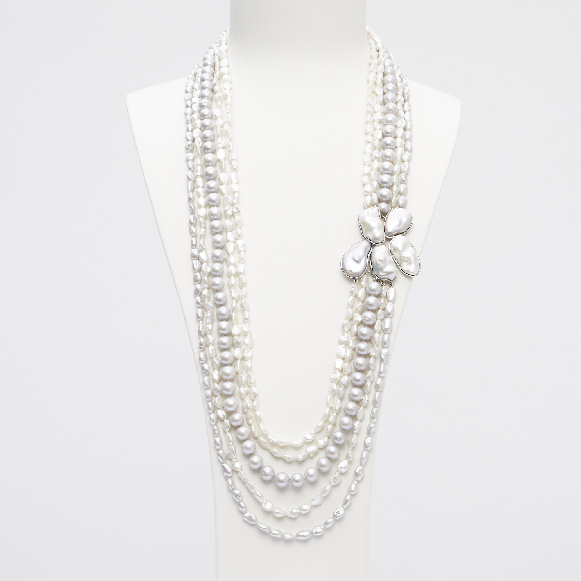 Collana a cinque fili, in Perle di Fiume barocche, con laterale artigianale in argento