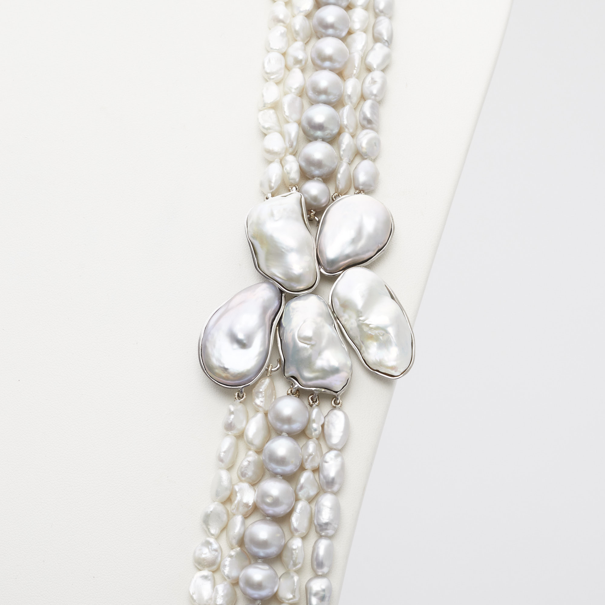 Collana a cinque fili, in Perle di Fiume barocche, con laterale artigianale in argento