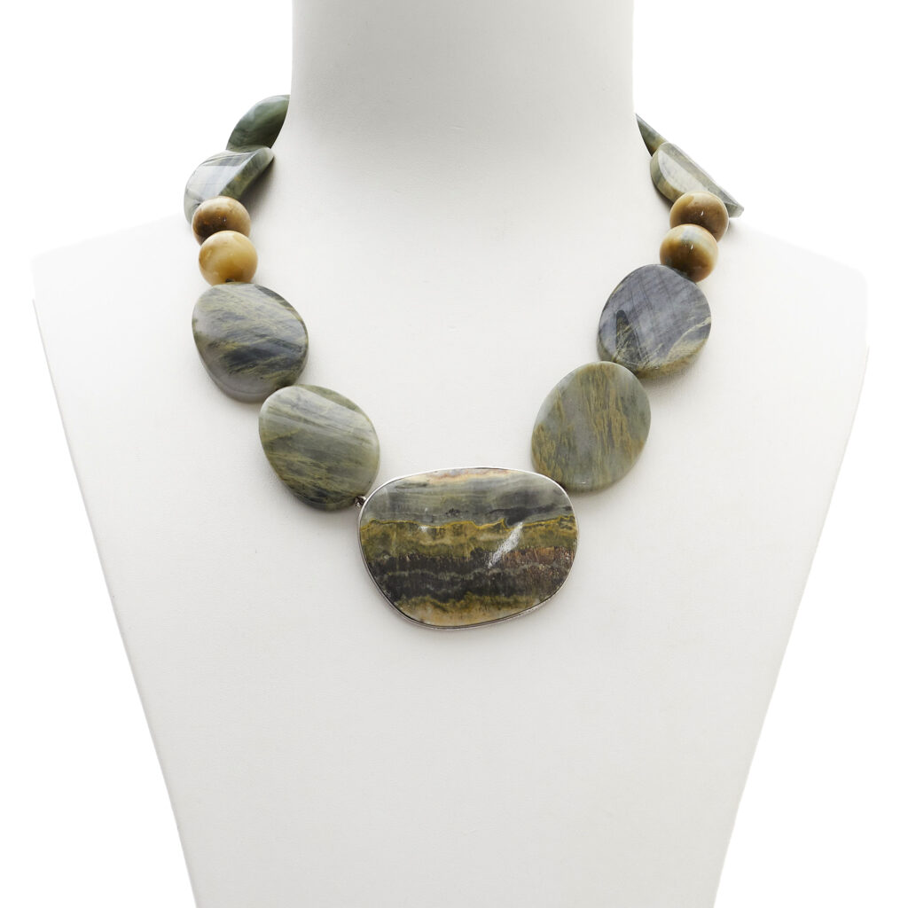 Collana corta in Agata Salvia e Golden Eye, con centrale artigianale in Diaspro ed Argento