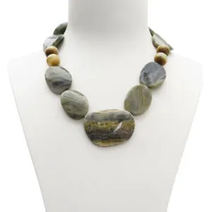 Collana corta in Agata Salvia e Golden Eye, con centrale artigianale in Diaspro ed Argento