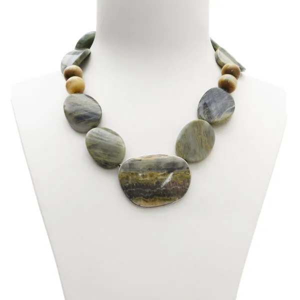 Collana corta in Agata Salvia e Golden Eye, con centrale artigianale in Diaspro ed Argento