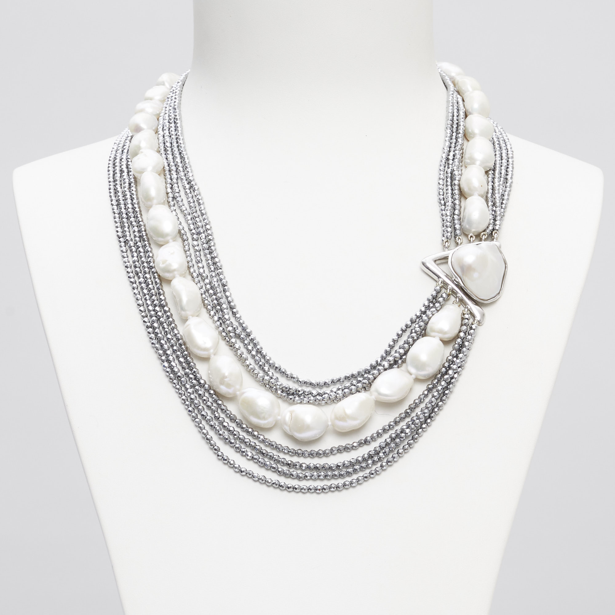 Collana ad otto fili in Ematite rodiata e Perle Barocche, con laterale in argento