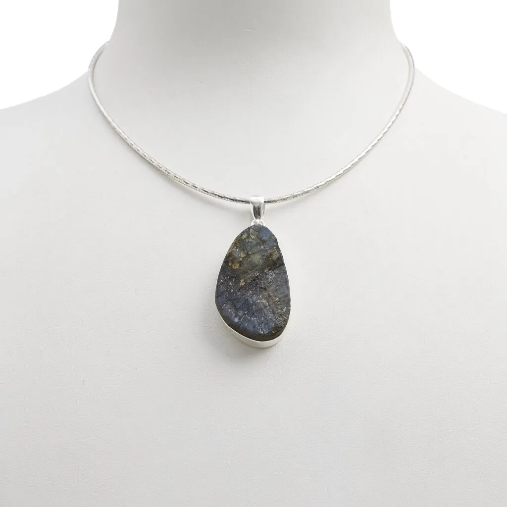 Ciondolo in Labradorite irregolare con Argento