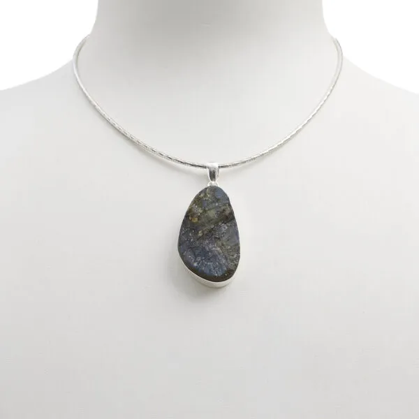 Ciondolo in Labradorite irregolare con Argento