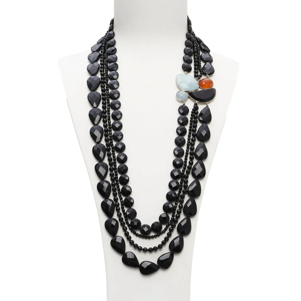 Collana a quattro fili in Agata Nera, con composizione laterale artigianale in Argento