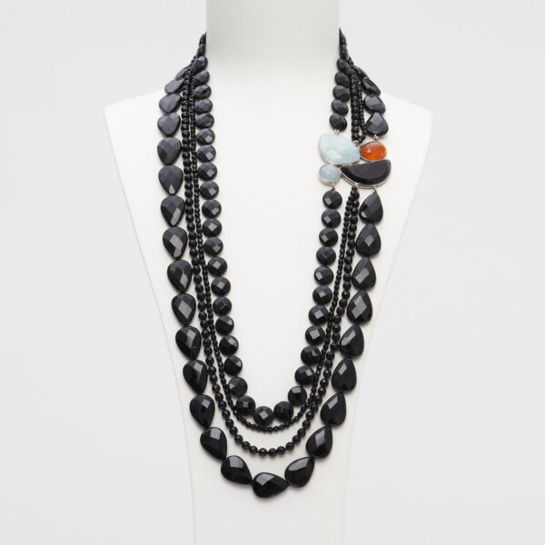 Collana a quattro fili in Agata Nera, con composizione laterale artigianale in Argento