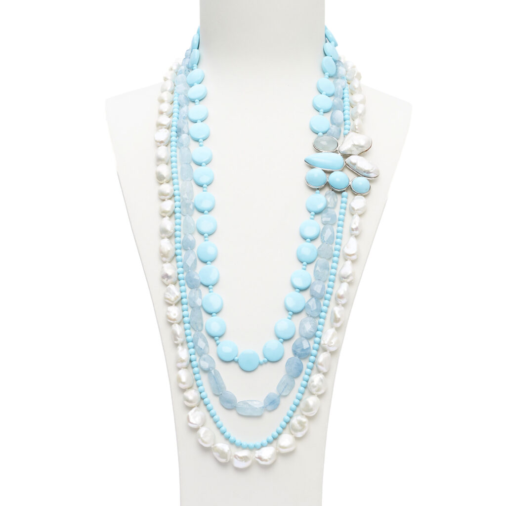 Collier à quatre brins en pâte de turquoise, perles et aigue-marine, avec composition latérale en argent réalisée à la main.