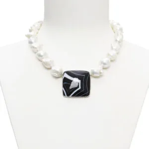 Collana corta in Perle Barocche con composizione centrale artigianale in Argento