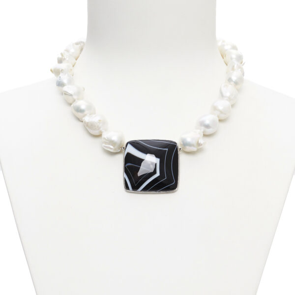 Collana corta in Perle Barocche con composizione centrale artigianale in Argento