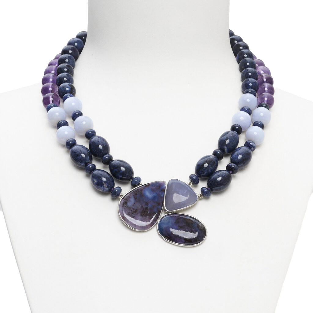Korte tweestrengs ketting in Dumortieriet, Chalcedoon en Amethist, met handgemaakte centrale compositie in Zilver