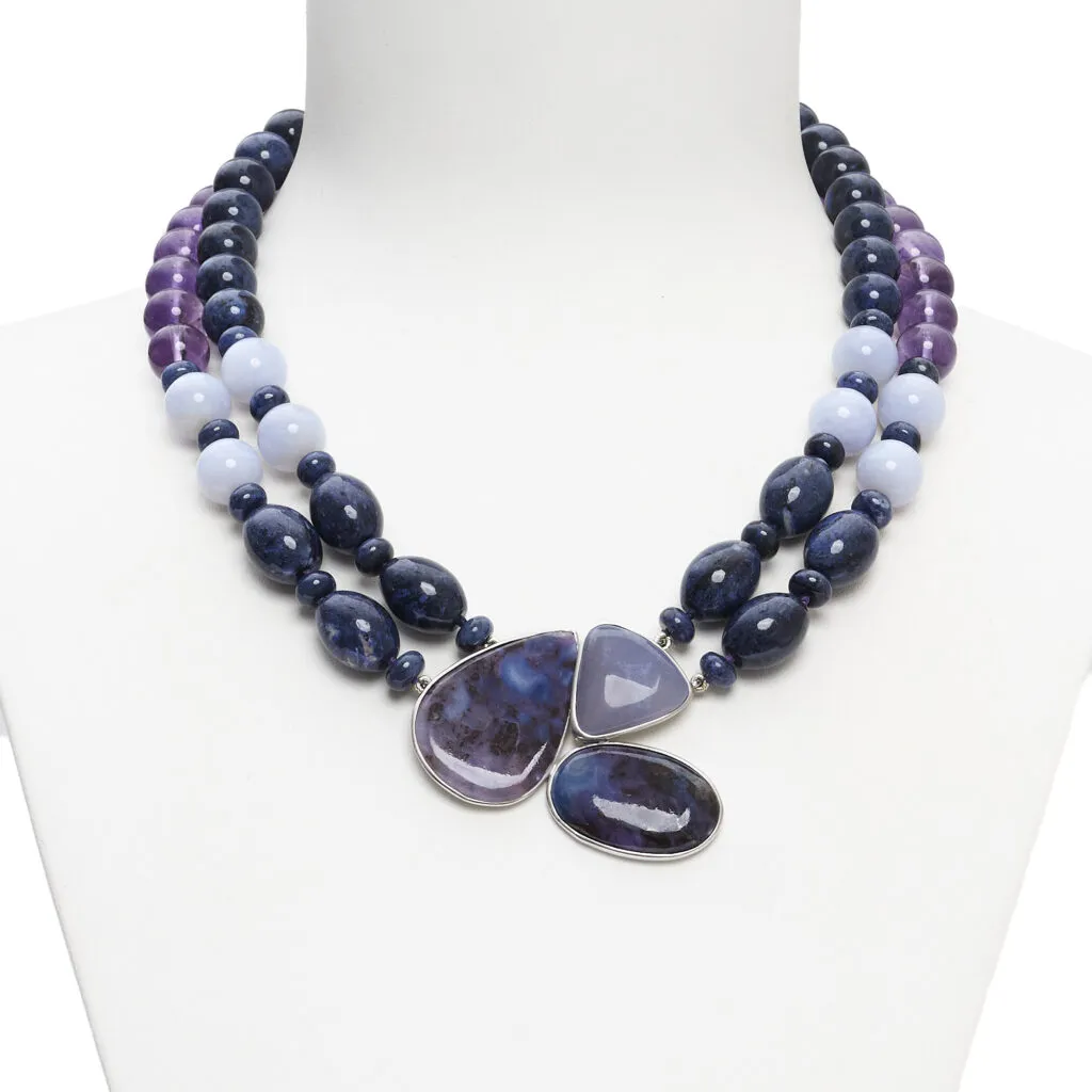 Korte tweestrengs ketting in Dumortieriet, Chalcedoon en Amethist, met handgemaakte centrale compositie in Zilver