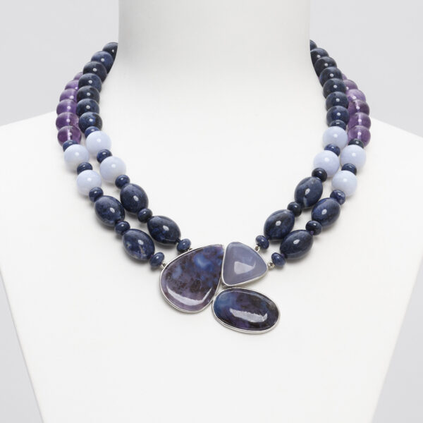 Collana corta a due fili in Dumortierite, Calcedonio ed Ametista, con composizione centrale artigianale in Argento
