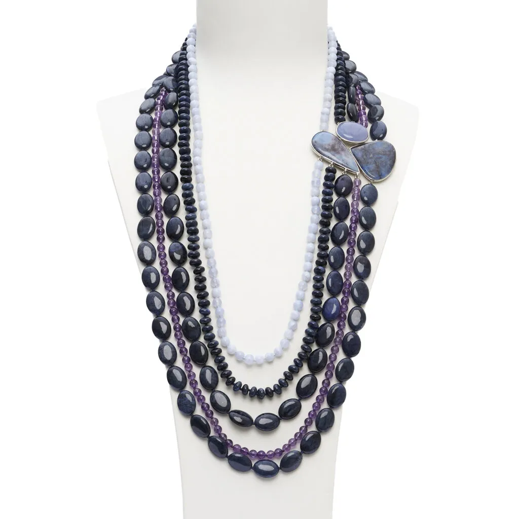 Vijfstrengige ketting van Dumortieriet, Chalcedoon en Amethist, met handgemaakte zilveren zijcompositie