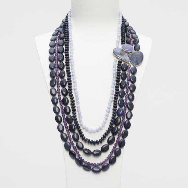 Collana a cinque fili in Dumortierite, Calcedonio ed Ametista, con composizione laterale artigianale in Argento