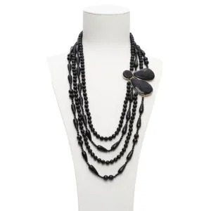 Collana a quattro fili in forme di Agata Nera, con composizione laterale artigianale in Argento