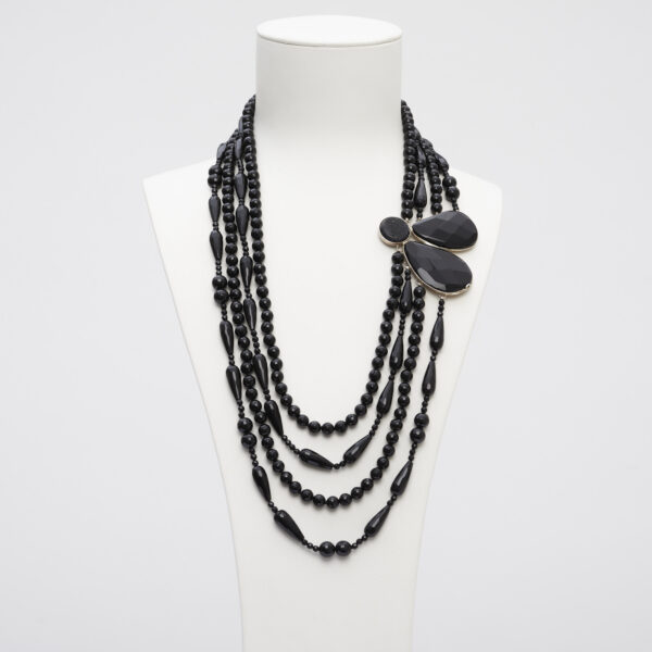 Collana a quattro fili in forme di Agata Nera, con composizione laterale artigianale in Argento