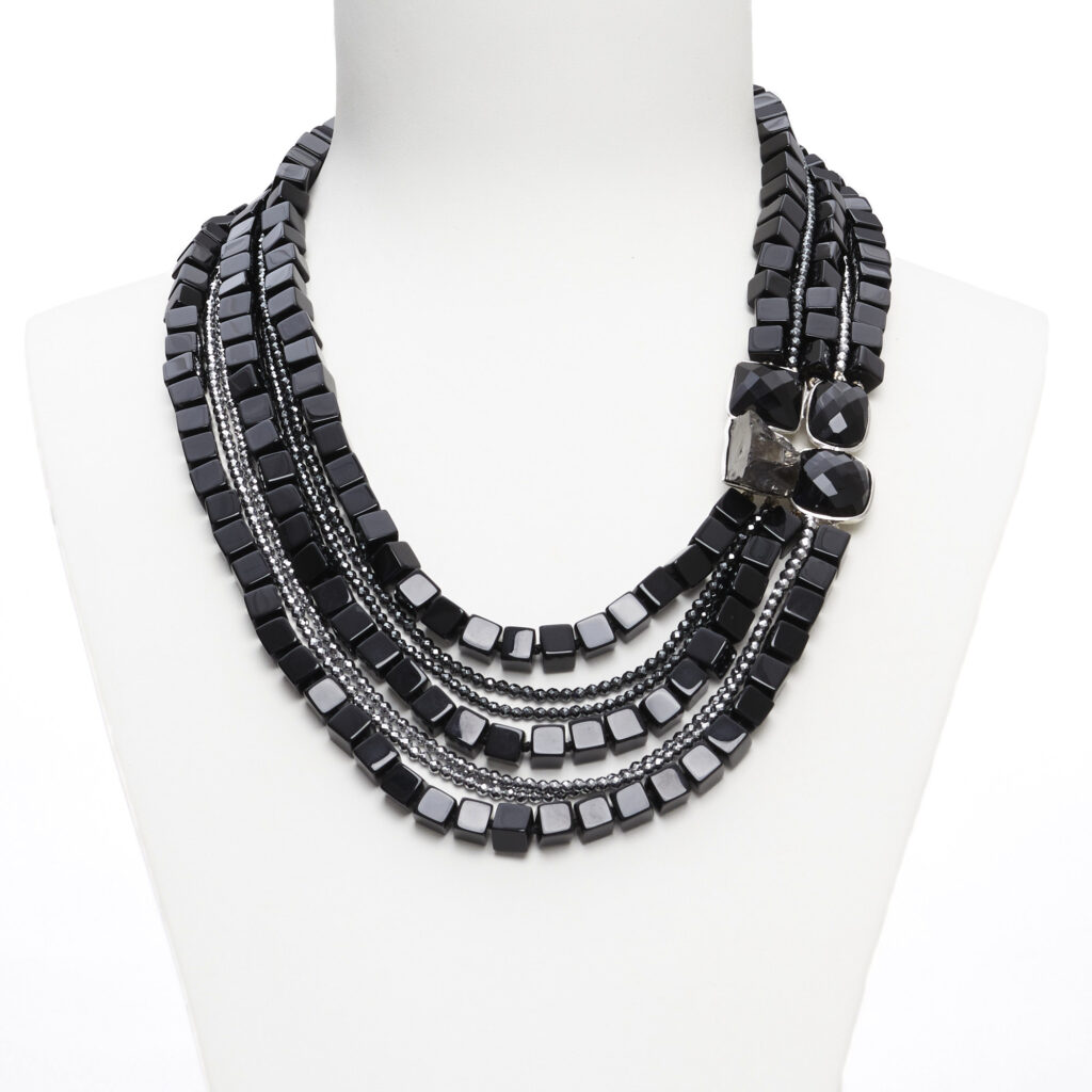 Collana a sette fili in Agata Nera ed Ematite, con composizione laterale artigianale in Argento