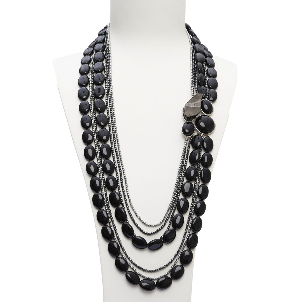 Collana lunga a sette fili in Agata Nera ed Ematite, con composizione laterale artigianale in Argento