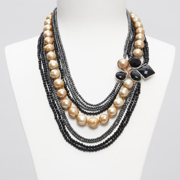 Collana a quattro fili in Agata nera, Ematite e Perle dorate, con composizione laterale artigianale in Argento