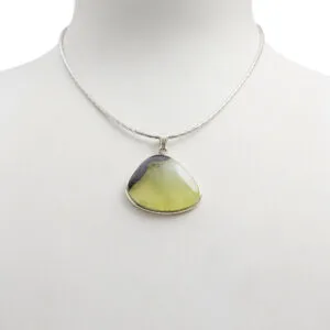 Ciondolo in Prehnite irregolare ed Argento