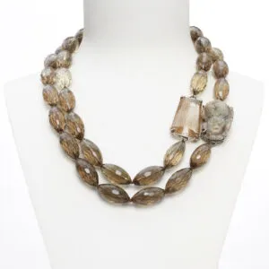 Collier à deux brins en quartz fumé, avec composition latérale en argent réalisée à la main.