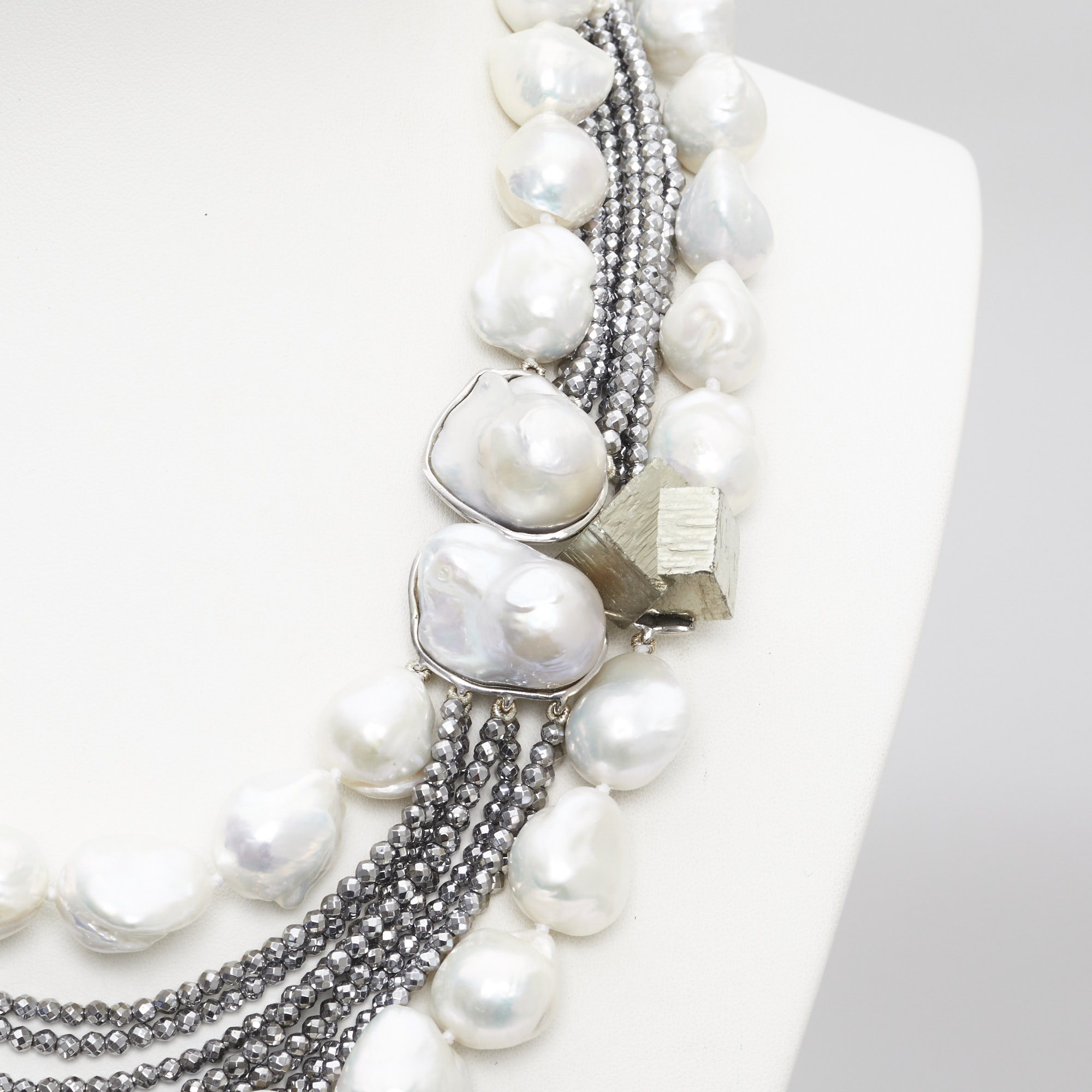 Collana a fili multipli di Ematite e Perle barocche, con composizione laterale artigianale