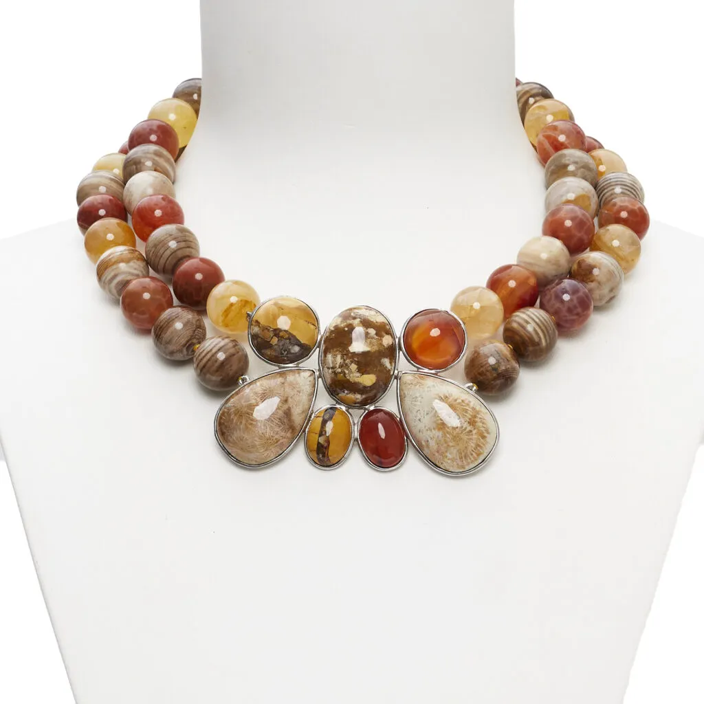 Tweestrengsketting in geel hematoïde, fossiel hout en vuuragaat, met handgemaakte centrale compositie in zilver