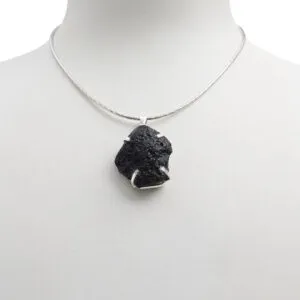Ciondolo in Moldavite grezza con Argento