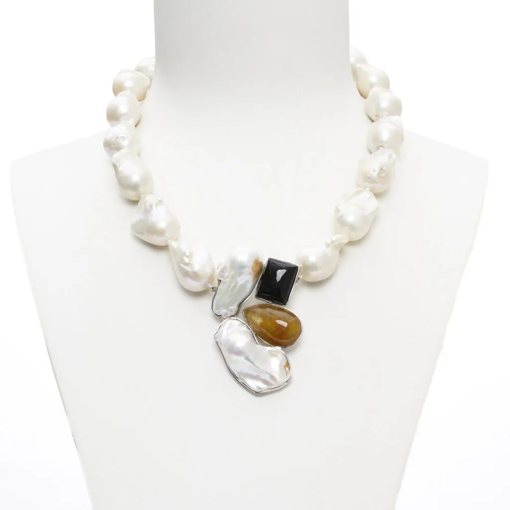 Barok parelketting met handgemaakte centrale compositie in zilver
