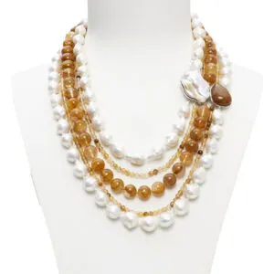 Collier à cinq brins en hématoïde jaune et perles, avec composition latérale en argent réalisée à la main.