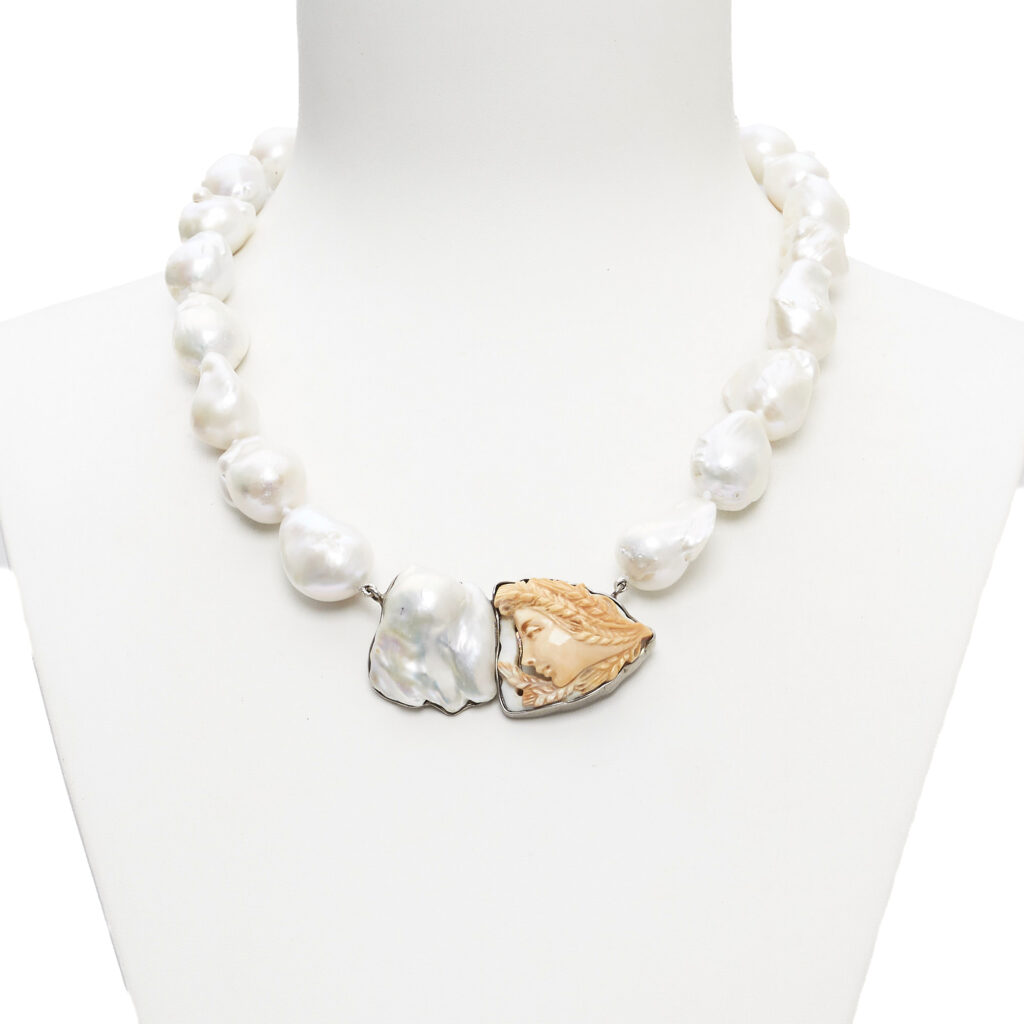 Barok parelketting met handgemaakte camee gemonteerd in zilver
