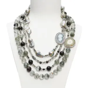Collana a quattro fili in Lodolite, Ossidiana Rainbow e Perle, con composizione laterale artigianale in Argento