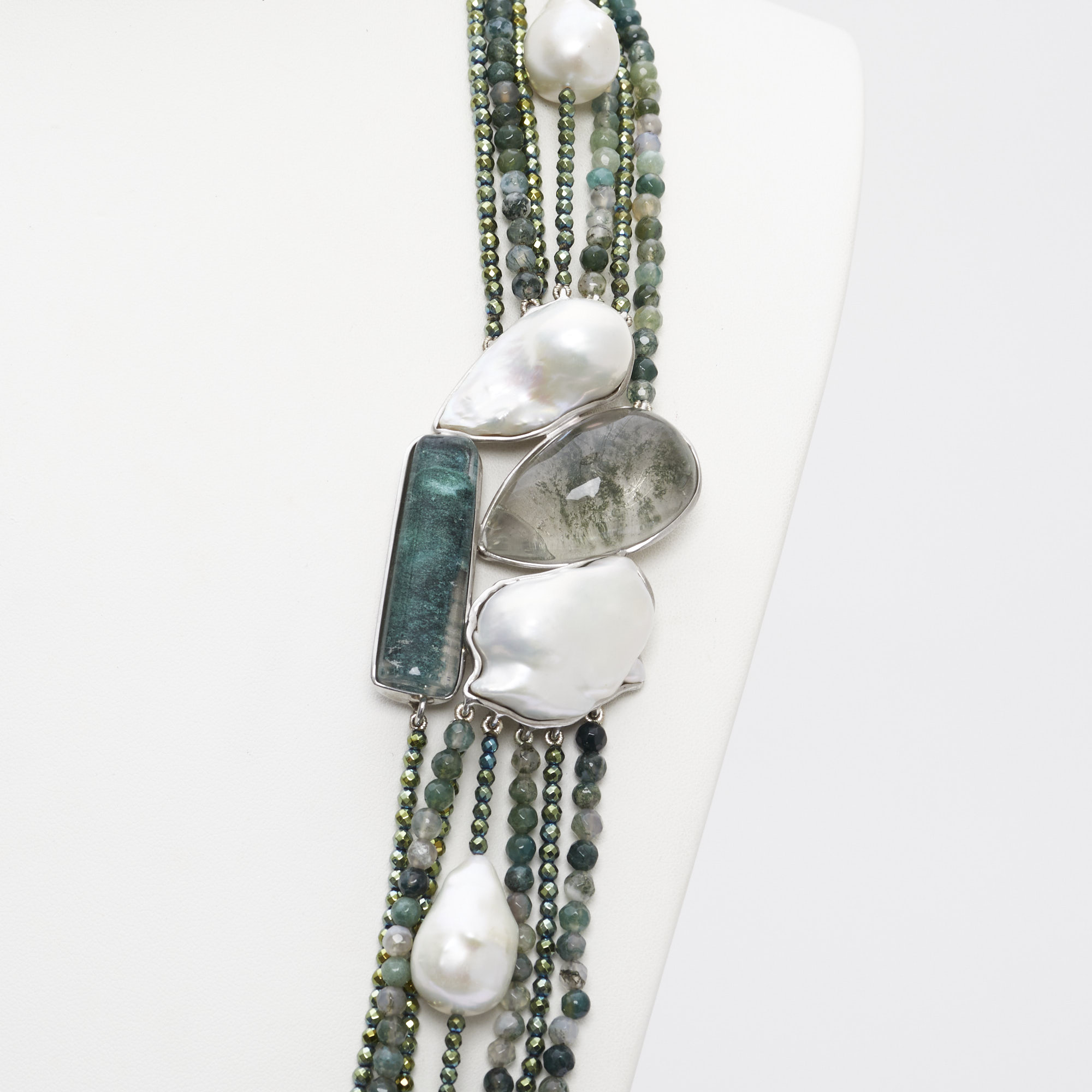 Collana a sette fili in Agata Muschiata, Ematite verde e Perle, con composizione laterale artigianale in Argento